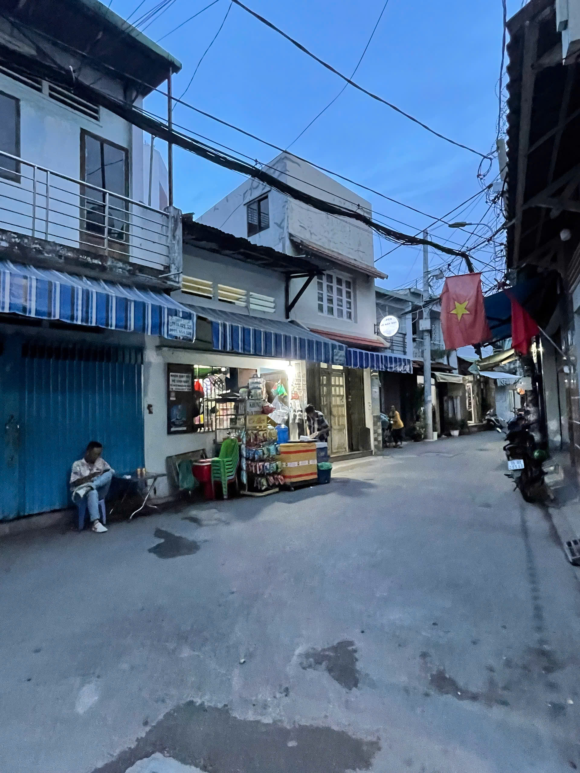 Nhỉnh 2 tỷ nhà mới đẹp phường 15 - Tân Bình - Chủ tặng full nội thất - Hẻm xe hơi trước cửa